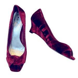 apt. 9 Stunner Red Velvet Heels Burgundy Peep-Toe Twist Wedge Size 8.5